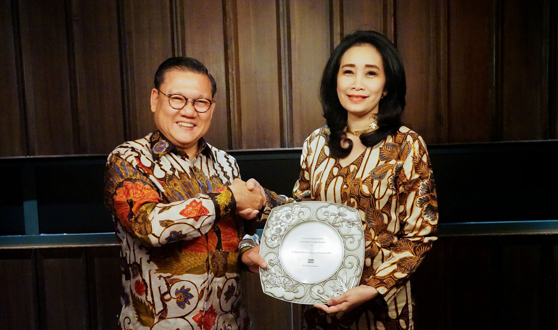 Bank BRI menerima penghargaan "15th years Loyalty Award" dari Jaringan PRIMA